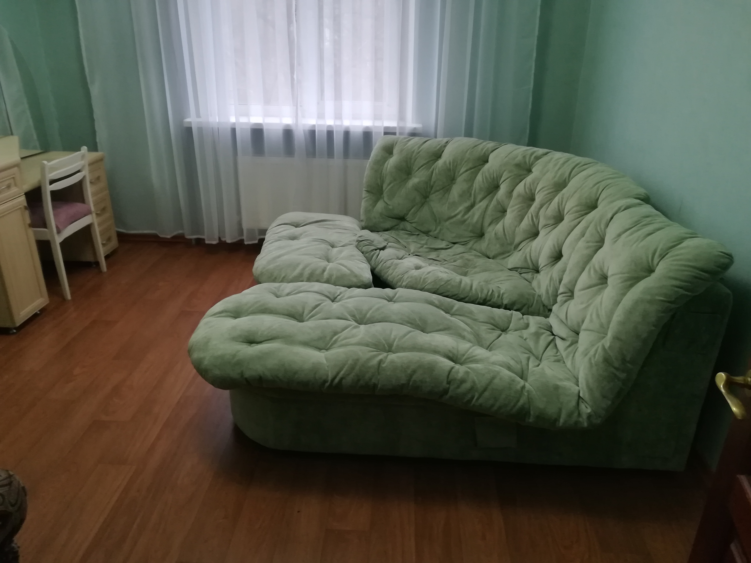 Сдается 2х комнатная квартира в г.Луганске, в районе ул. Барбюса. 4эт./9эт. дома. Автономное отопление, современный ремонт. Современная мебель, быт техника, балкон с ремонтом в м/п раме. Семье но без домашних питомцев или можно командированным, документы РФ и собственник зарегистрированный самозанятым. Цена -...